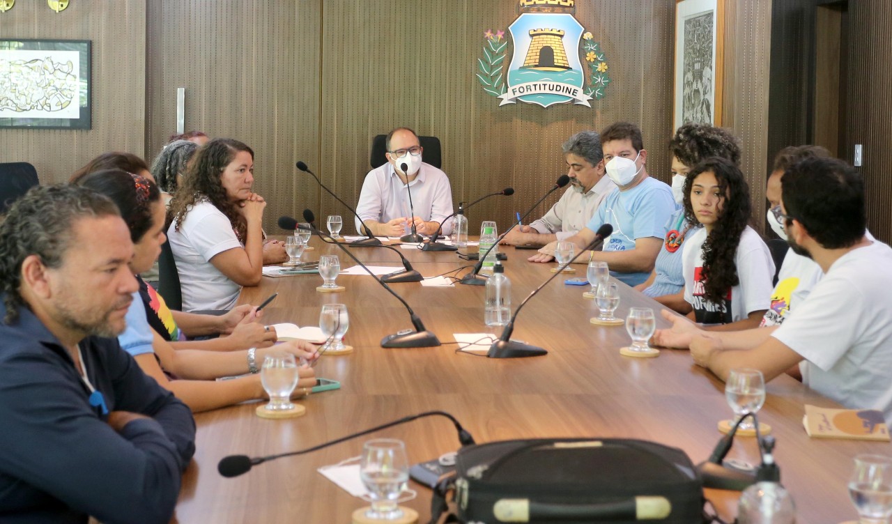 grupo de pessoas numa mesa de reunião